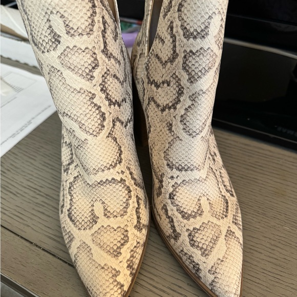 Snakeskin pattern booties - size 7 never worn - Picture 2 of 4